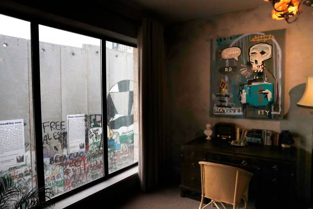 Imagem capturada a partir de um dos quartos do recém-inaugurado hotel Walled Off, localizado na Cisjordânia - 03/03/2017 Imagem capturada a partir de um dos quartos do recém-inaugurado hotel Walled Off, localizado na Cisjordânia - 03/03/2017