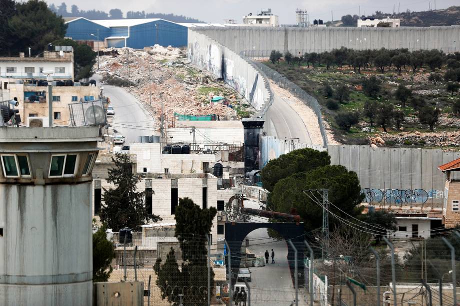 Imagem capturada a partir do hotel do artista britânico Banksy mostra muro construído por Israel - 03/03/2017