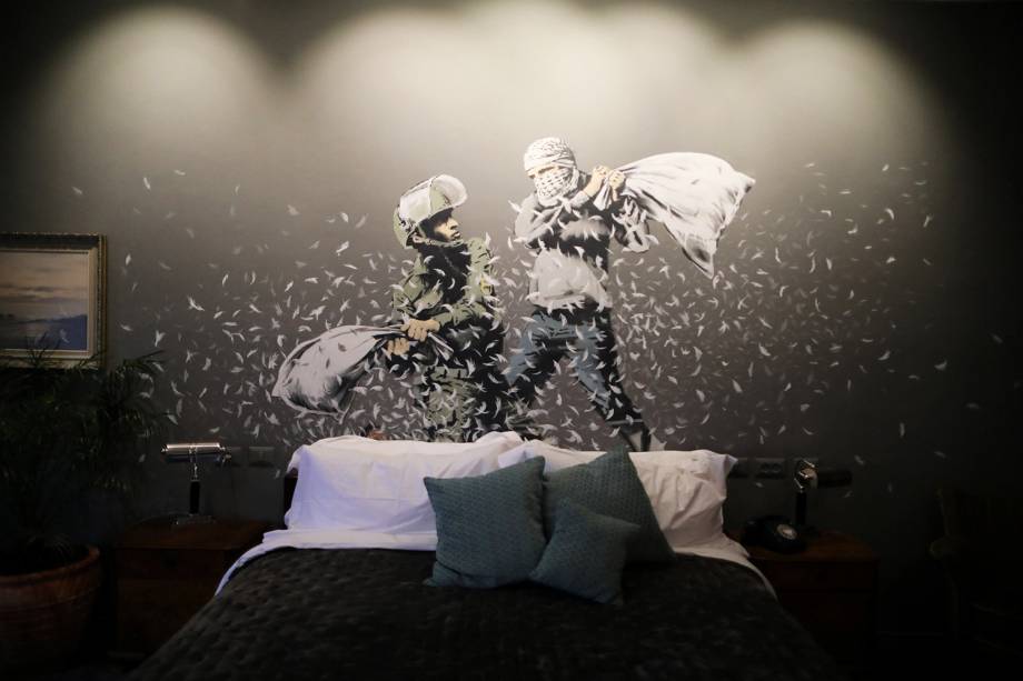 Grafite em quarto do recém-inaugurado hotel Walled Off, do artista britânico Banksy, mostra guerra de travesseiros entre soldado israelense e manifestante palestino - 03/03/2017