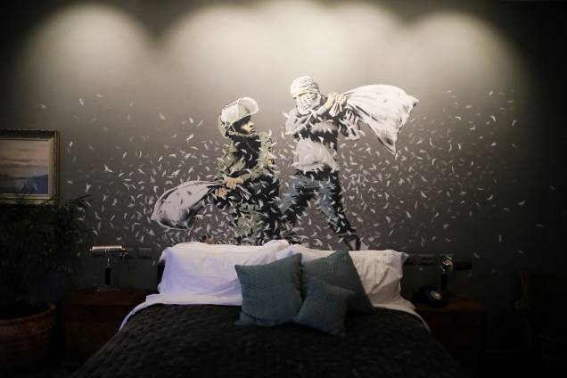 Grafite em quarto do recém-inaugurado hotel Walled Off, do artista britânico Banksy, mostra guerra de travesseiros entre soldado israelense e manifestante palestino - 03/03/2017 Grafite em quarto do recém-inaugurado hotel Walled Off, do artista britânico Banksy, mostra guerra de travesseiros entre soldado israelense e manifestante palestino - 03/03/2017