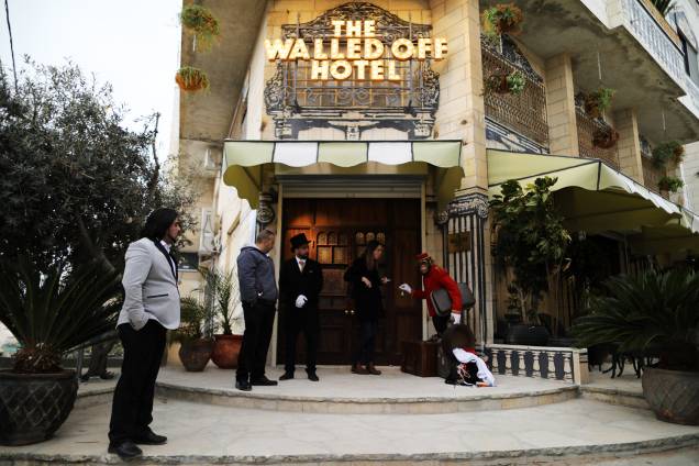 Entrada do hotel Walled Off, recém-inaugurado pelo artista Banksy, na Cisjordânia. O muro logo em frente tem 9 metros de altura - 03/03/2017 Entrada do hotel Walled Off, recém-inaugurado pelo artista Banksy, na Cisjordânia. O muro logo em frente tem 9 metros de altura - 03/03/2017