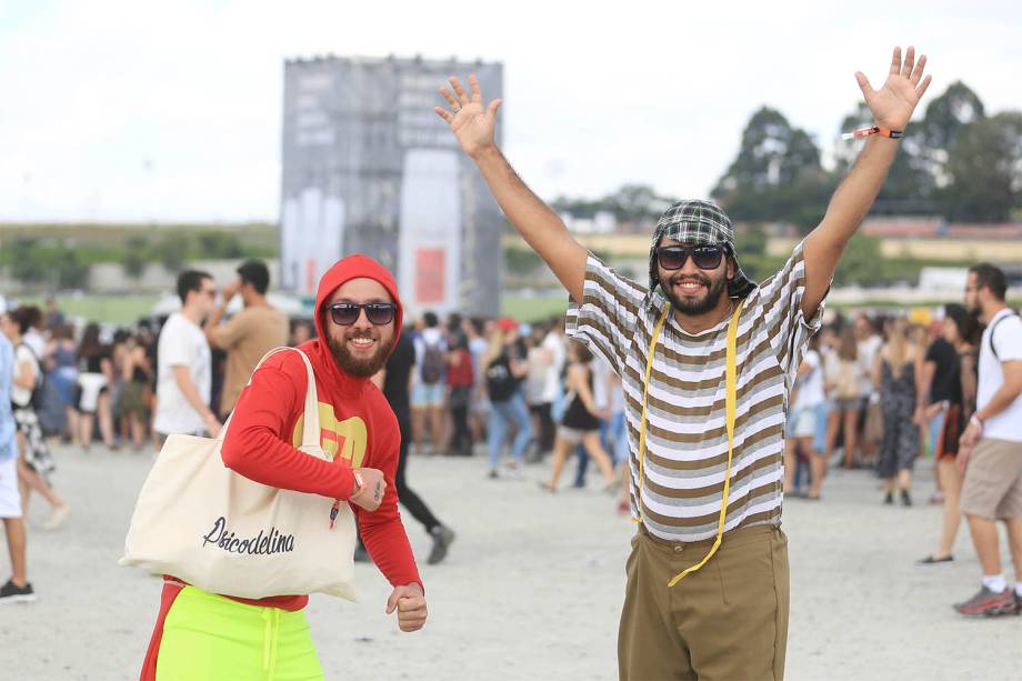 Público chega para o segundo dia do Festival Lollapalooza 2017 no autódromo de Interlagos, em São Paulo