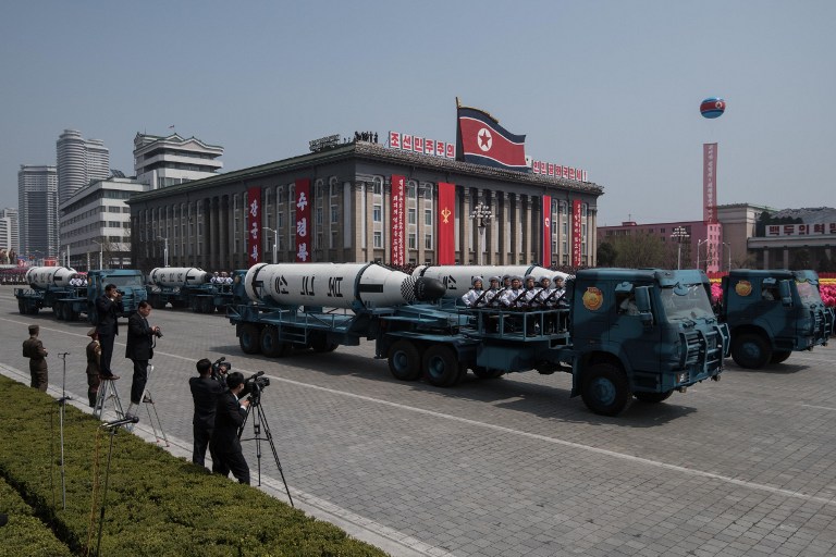 Coreia do Norte exibe mísseis ICBM em parada militar Coreia do Norte exibe mísseis ICBM em parada militar