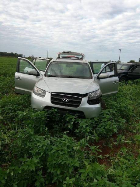 SUV apreendida pela polícia durante fuga de criminosos após assalto no Paraguai