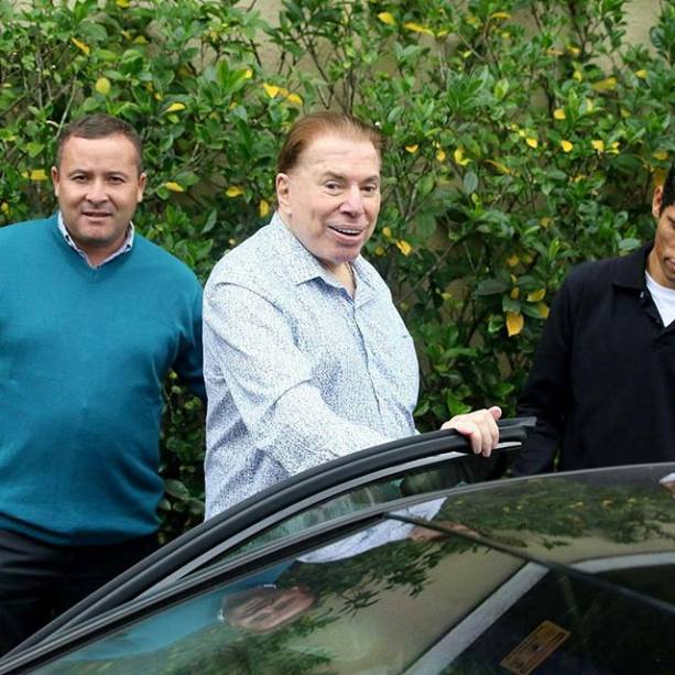 Silvio Santos foi cercado por jornalistas ao sair de sua residência