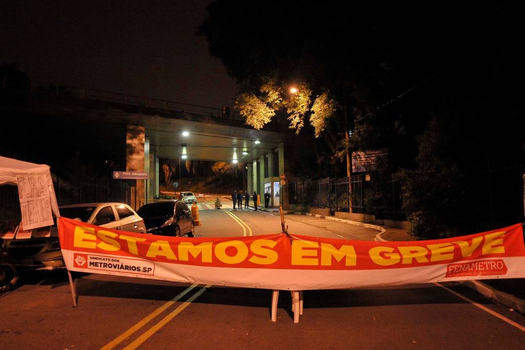 Manifestantes estendem um faixa em frente ao p&aacute;tio da esta&ccedil;&atilde;o Jabaquara, zona sul de S&atilde;o Paulo - 28/04/2017