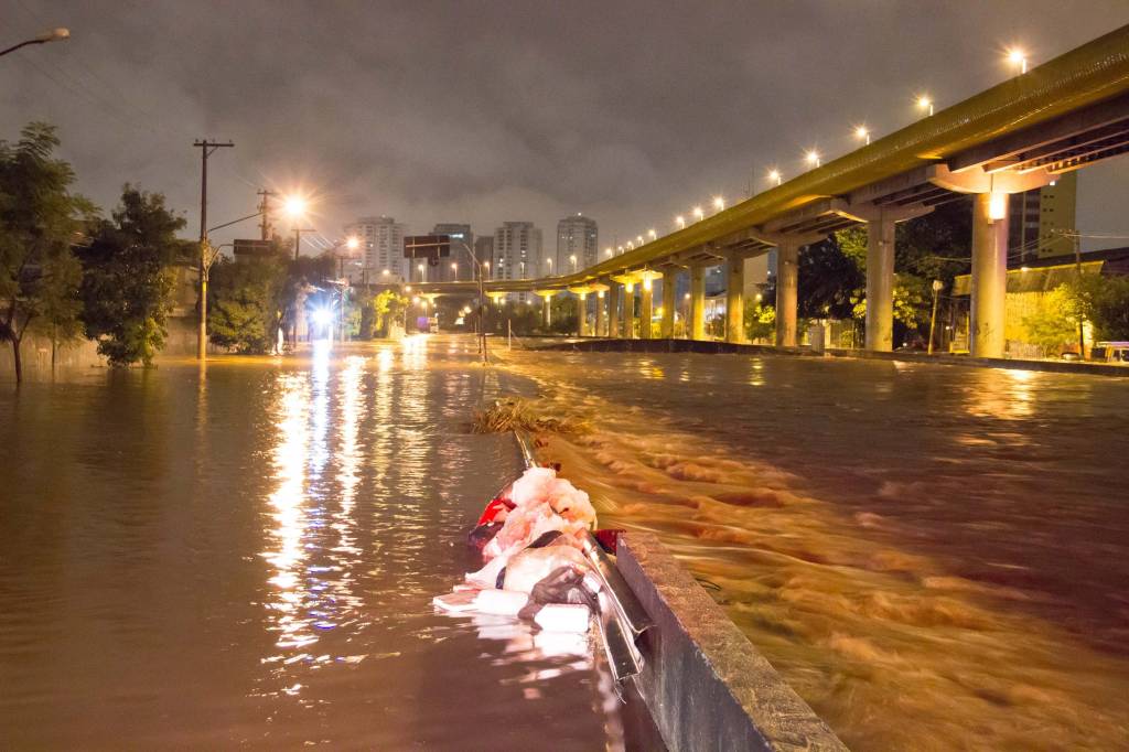 Chuva provoca alagamentos e para trânsito em São Paulo