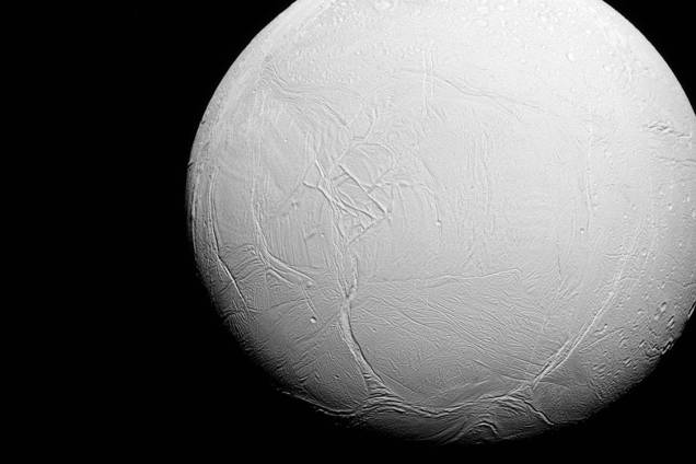 Enceladus, a sexta maior lua de Saturno, em foto tirada pela sonda Cassini da Nasa Enceladus, a sexta maior lua de Saturno, em foto tirada pela sonda Cassini da Nasa