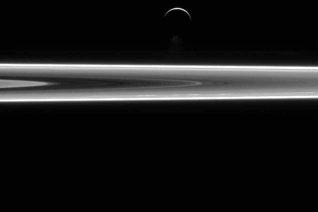 Foto tirada pela missão Cassini, da Nasa, mostra a lua Enceladus acima dos aneis de Saturno Foto tirada pela missão Cassini, da Nasa, mostra a lua Enceladus acima dos aneis de Saturno