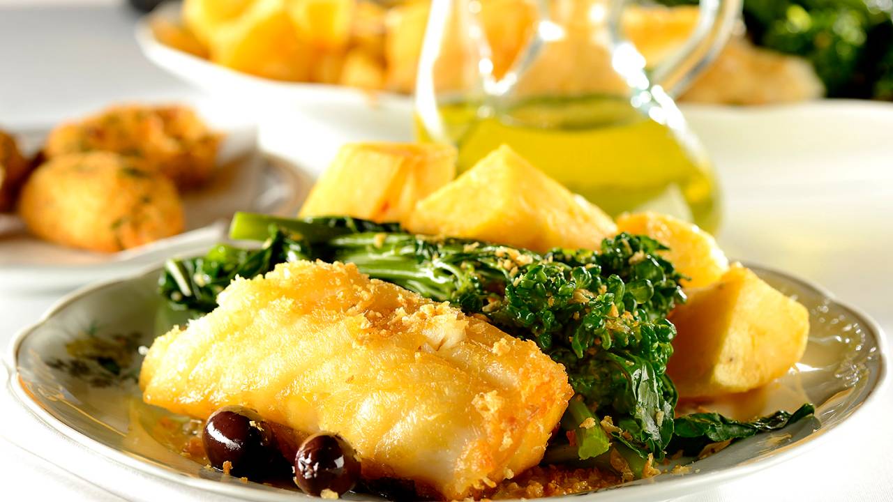 Bacalhau com batatas e brócolis
