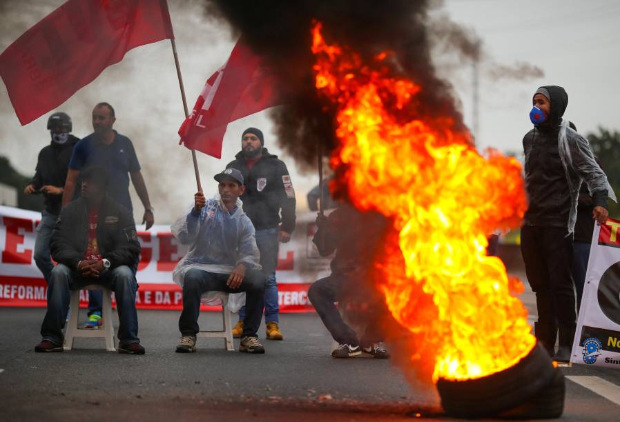 Demonstrators stand near a barricade on Dutra road during a protest against President Michel Temer's proposal reform of Brazil's social security system in the early hours of general strike in Sao Jose dos Campos, Brazil, April 28, 2017. REUTERS/Roosevelt Cassio