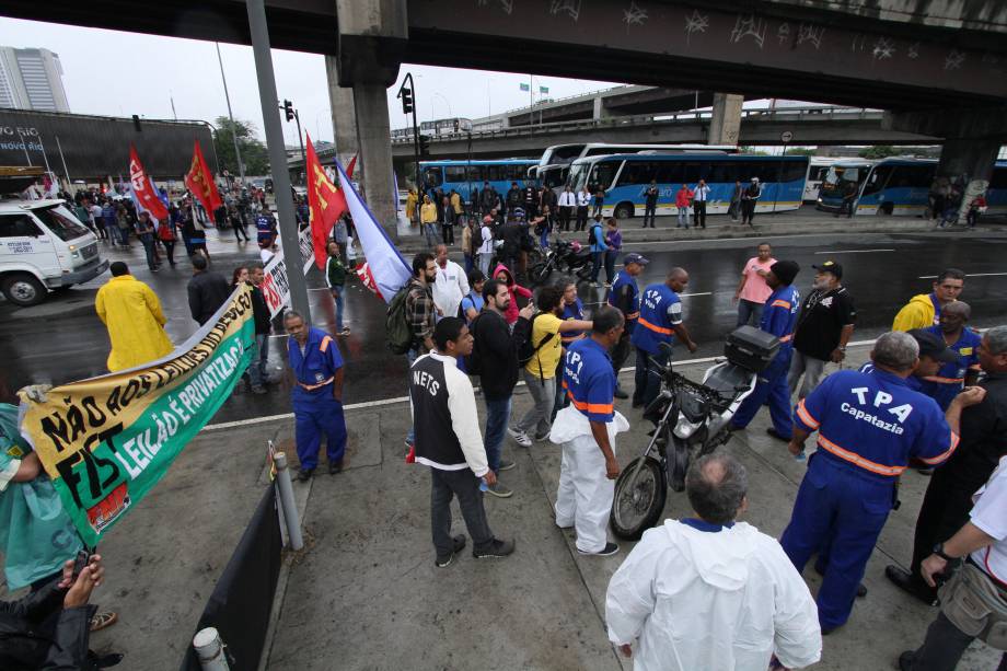 Protesto na Avenida Brasil, em frente a Rodoviária Novo Rio, no Rio de Janeiro (RJ) - 28/04/2017