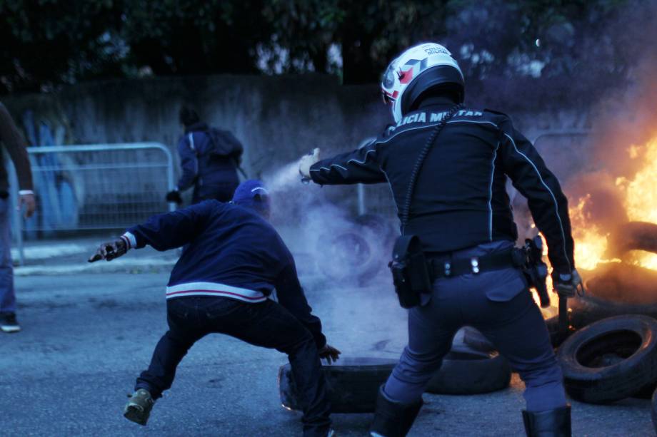 Polícia tenta dispersar manifestantes que bloquearam a avenida Ragueb Chohfi, na zona leste da capital paulista - 28/04/2017