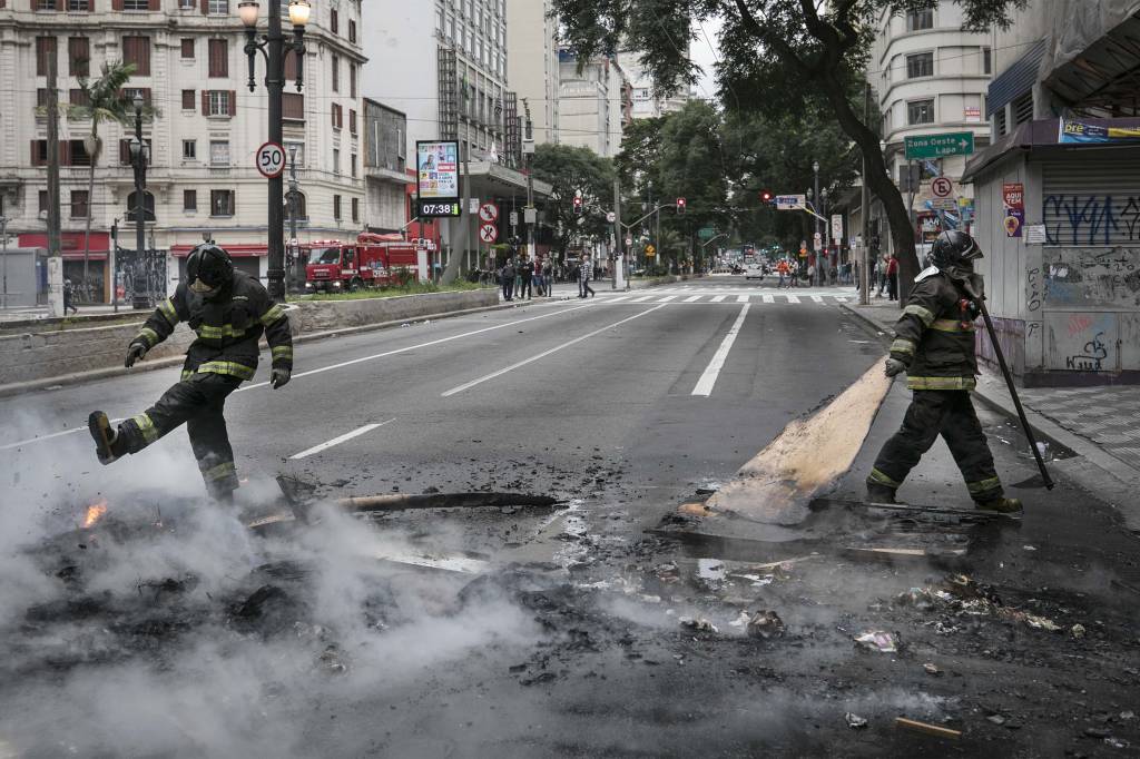 Bombeiros removem barricadas feitas por manifestantes na avenida Ipiranga, no centro de S&atilde;o Paulo, em dia de greve geral promovida por entidades sindicais contra as reformas trabalhista e da Previd&ecirc;ncia, propostas pelo governo Michel Temer - 28/04/2017