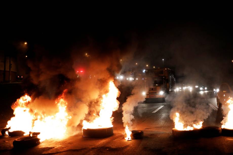 Barricadas bloqueiam trecho da via Dutra durante um protesto contra o presidente Michel Temer - 28/04/2017