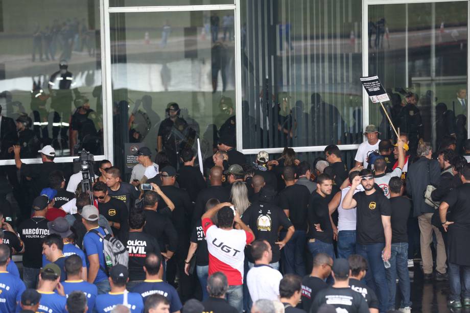 Manifestantes contrários à reforma da   Previdência tentam invadir o prédio   do Congresso Nacional, em Brasília -   18/04/2017