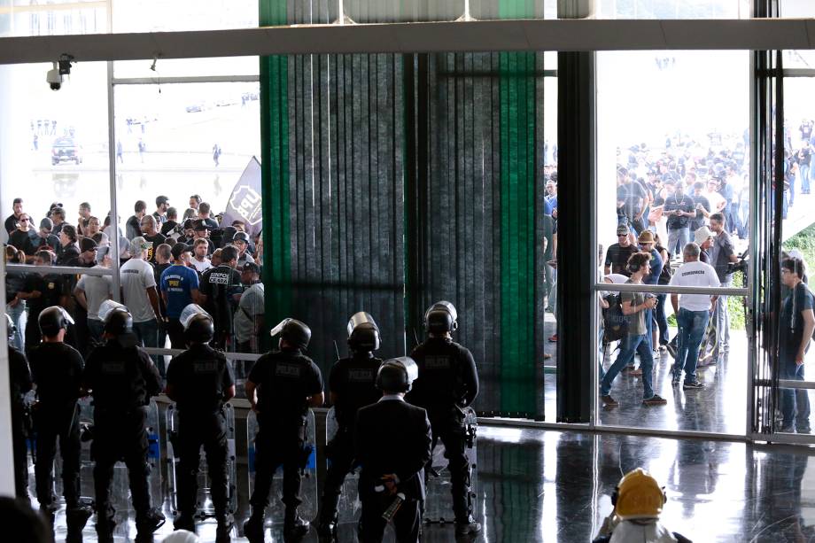 Manifestantes contrários à reforma da   Previdência tentam invadir o prédio   do Congresso Nacional, em Brasília -   18/04/2017