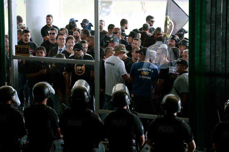 Manifestantes contrários à reforma da Previdência tentam invadir o prédio do Congresso Nacional, em Brasília - 18/04/2017 Manifestantes contrários à reforma da Previdência tentam invadir o prédio do Congresso Nacional, em Brasília - 18/04/2017