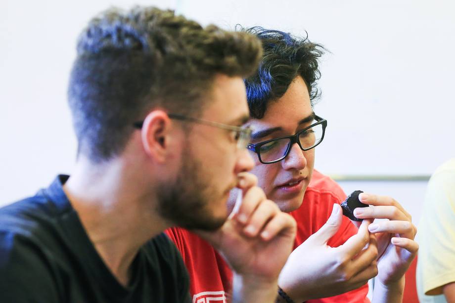 Caçadores de meteoros durante seminário na USP