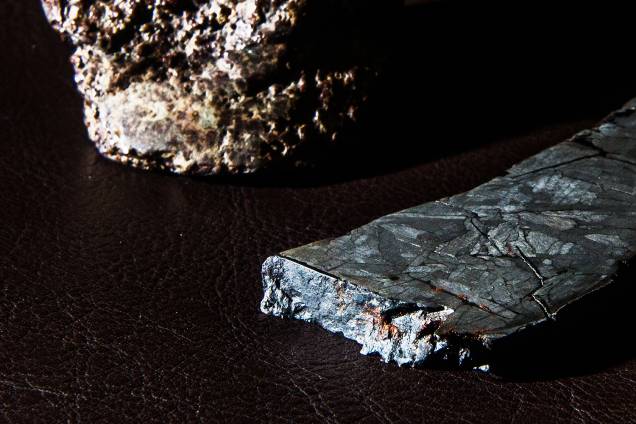 Meteorito rochoso, à esquerda, e meteorito metálico, à direita, adquiridos pela Bramon Meteorito rochoso, à esquerda, e meteorito metálico, à direita, adquiridos pela Bramon