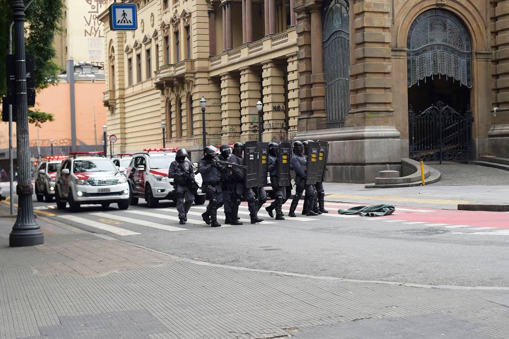 Pol&iacute;cia dispersa manifestantes na regi&atilde;o do Theatro Municipal no centro de S&atilde;o Paulo - 28/04/2017