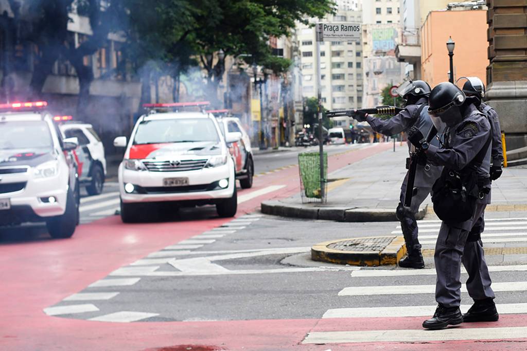 Pol&iacute;cia dispersa manifestantes na regi&atilde;o do Theatro Municipal no centro de S&atilde;o Paulo - 28/04/2017