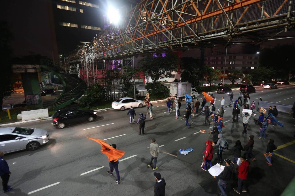 Manifestantes ligados a For&ccedil;a Sindical tentam bloquear o acesso ao Aeroporto de Congonhas em S&atilde;o Paulo - 28/04/2017