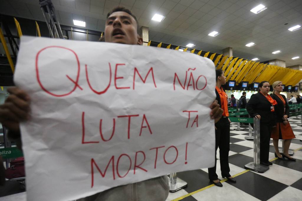 Manifestantes ligados a For&ccedil;a Sindical fazem ato no Aeroporto de Congonhas em S&atilde;o Paulo - 28/04/2017