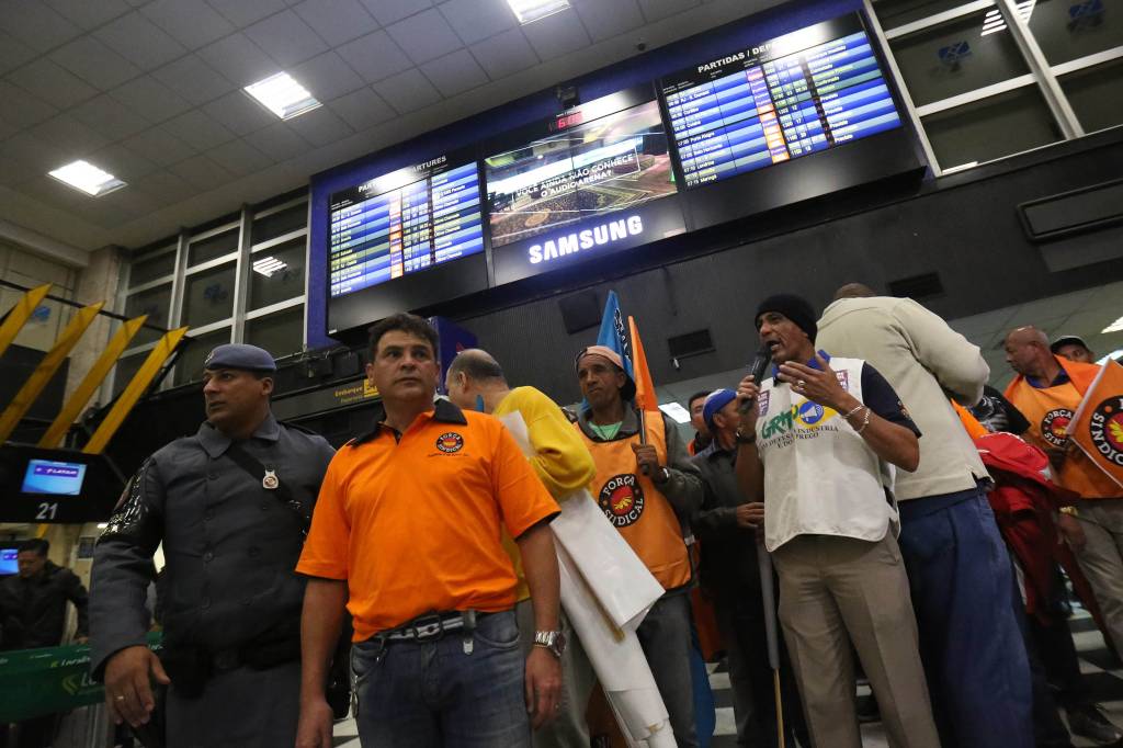 Manifestantes ligados a For&ccedil;a Sindical fazem ato no Aeroporto de Congonhas em S&atilde;o Paulo - 28/04/2017