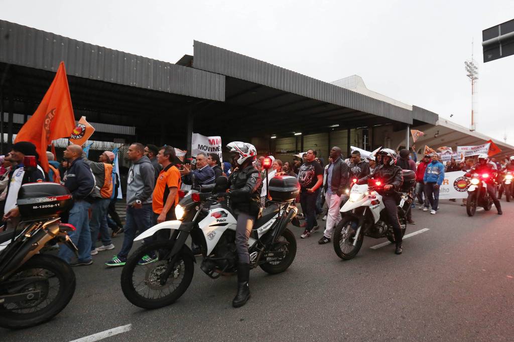 Pol&iacute;cia militar refor&ccedil;a a seguran&ccedil;a no entorno do Aeroporto de Congonhas em S&atilde;o Paulo durante manifesta&ccedil;&atilde;o de sindicalistas - 28/04/2017