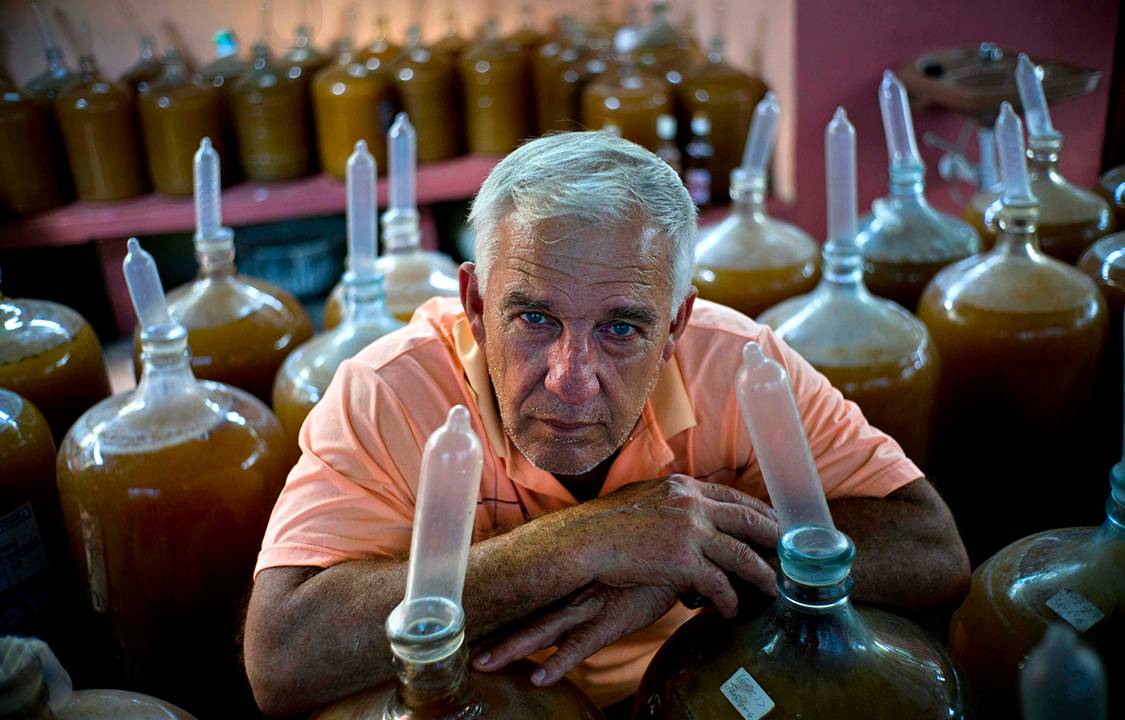 Produção de vinhos com camisinha em Cuba