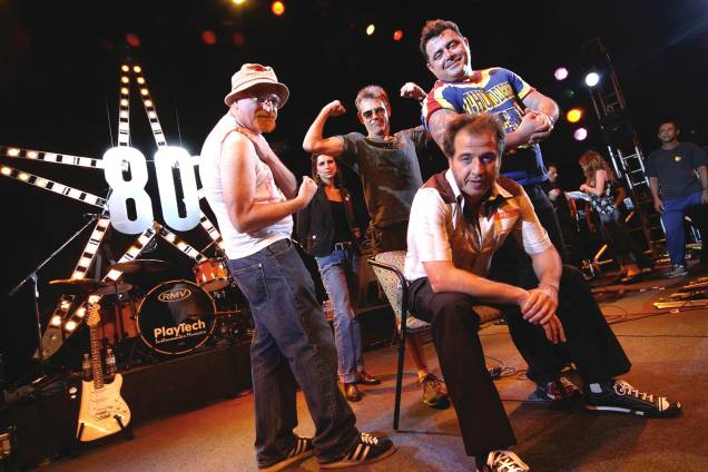 Da esquerda para a direita, Kid Vinil, Dulce Kental, Ritchie, Nasi e Léo Jaime, durante a gravação do DVD "Anos 80, A Festa" Da esquerda para a direita, Kid Vinil, Dulce Kental, Ritchie, Nasi e Léo Jaime, durante a gravação do DVD "Anos 80, A Festa"