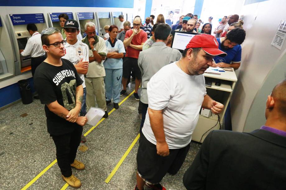 Movimentação nas agências da Caixa Econômica Federal em São Paulo durante mais um dia de saques das contas inativas do FGTS - 10/04/2017