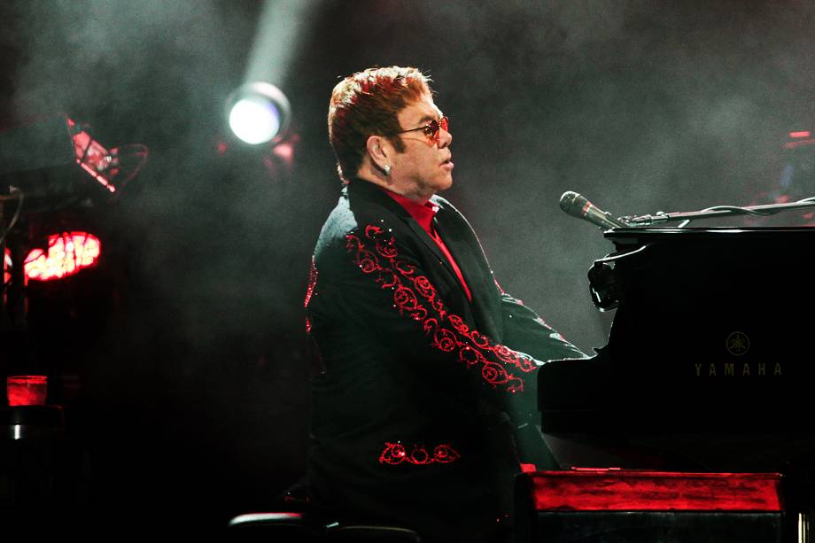 O cantor Elton John dá início à sua turnê brasileira no palco da Pedreira Paulo Leminski, em Curitiba - 31/03/2017