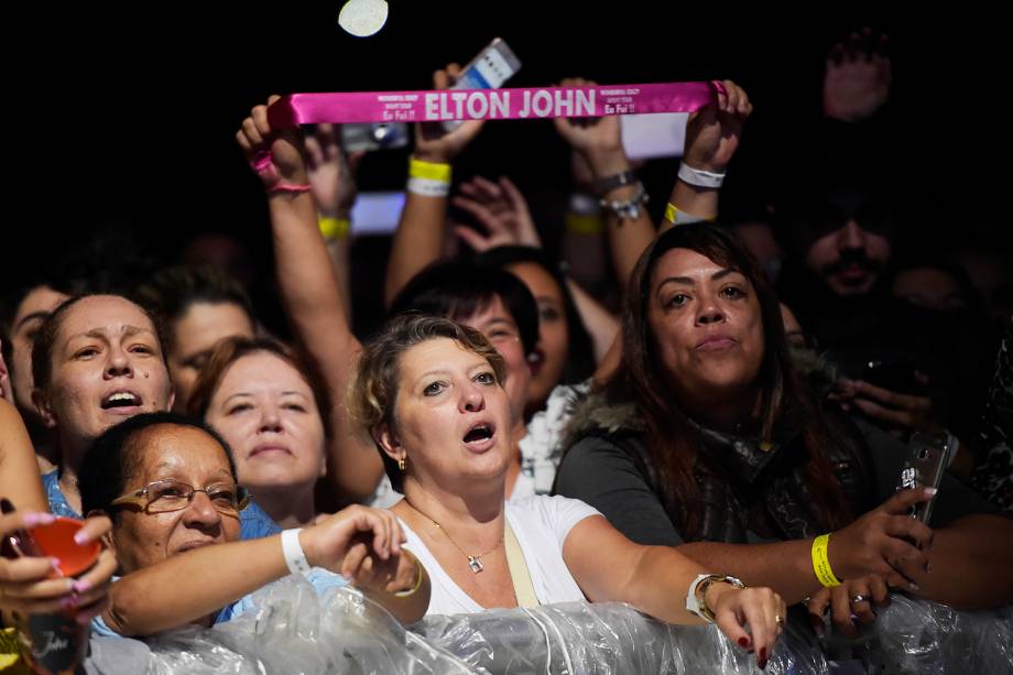 Fãs do cantor Elton John durante apresentação no Allianz Parque, na zona oeste de São Paulo - 06/04/2017