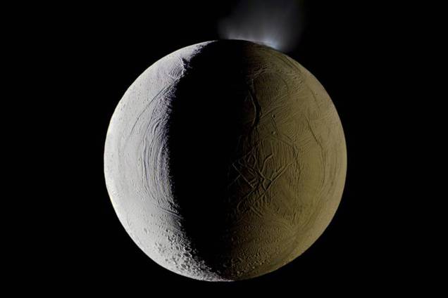 Enceladus, uma das luas de Saturno, lança vapor d'água no espaço. Mosaico feito com imagens da sonda Cassini, em dezembro de 2009 Enceladus, uma das luas de Saturno, lança vapor d'água no espaço. Mosaico feito com imagens da sonda Cassini, em dezembro de 2009