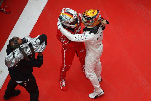 Lewis Hamilton da Mercedes e Sebastian Vettel da Ferrari se abraçam após o Grande Prêmio da China - 09/04/2017 Lewis Hamilton da Mercedes e Sebastian Vettel da Ferrari se abraçam após o Grande Prêmio da China - 09/04/2017