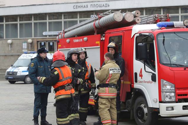 Equipes de resgate atendem vítimas das explosões nas estações de metrô de São Petersburgo, na Rússia, que deixaram pelo menos dez mortos e 50 feridos Equipes de resgate atendem vítimas das explosões nas estações de metrô de São Petersburgo, na Rússia, que deixaram pelo menos dez mortos e 50 feridos