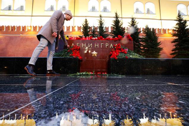 Pessoas deixam flores e velas na estação de metrô de São Petersburgo, na Rússia, atingida por uma explosão -03/04/2017 Pessoas deixam flores e velas na estação de metrô de São Petersburgo, na Rússia, atingida por uma explosão -03/04/2017