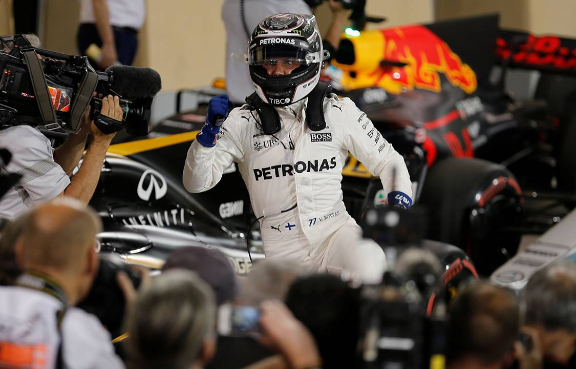 Piloto Valtteri Bottas comemora pole position em corrida classificatória em Sakhir, Barein