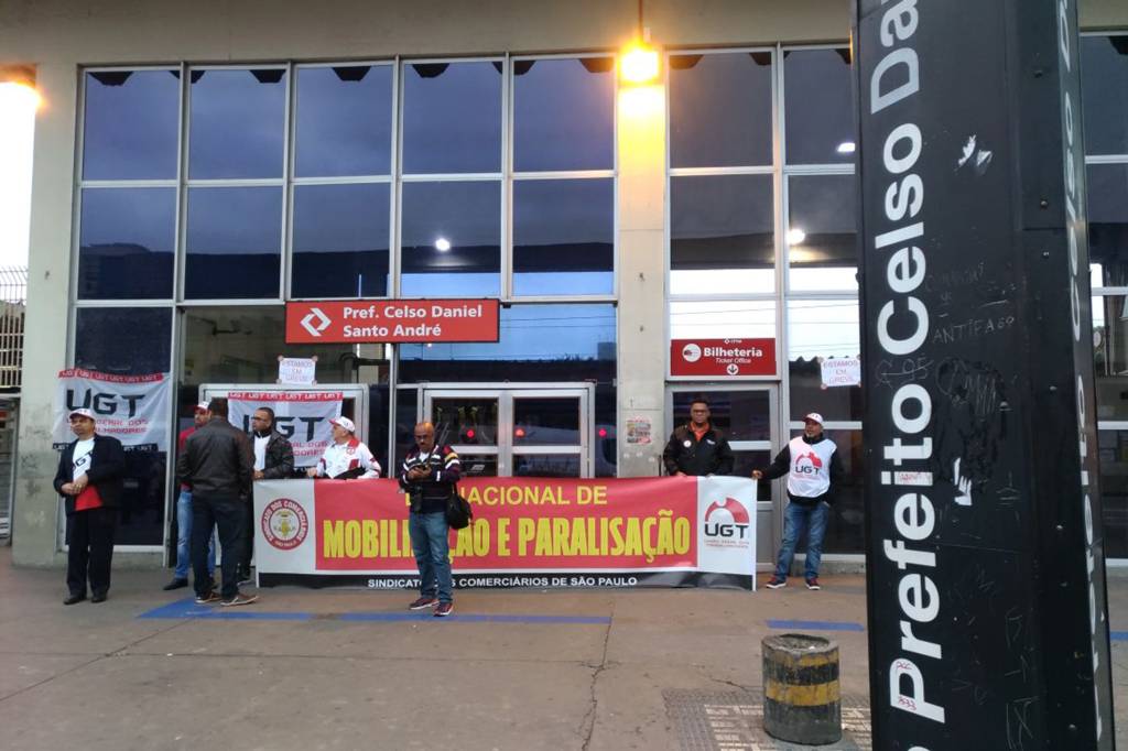 Esta&ccedil;&atilde;o Santo Andr&eacute; da CPTM fechada durante paralisa&ccedil;&atilde;o - 28/04/2017