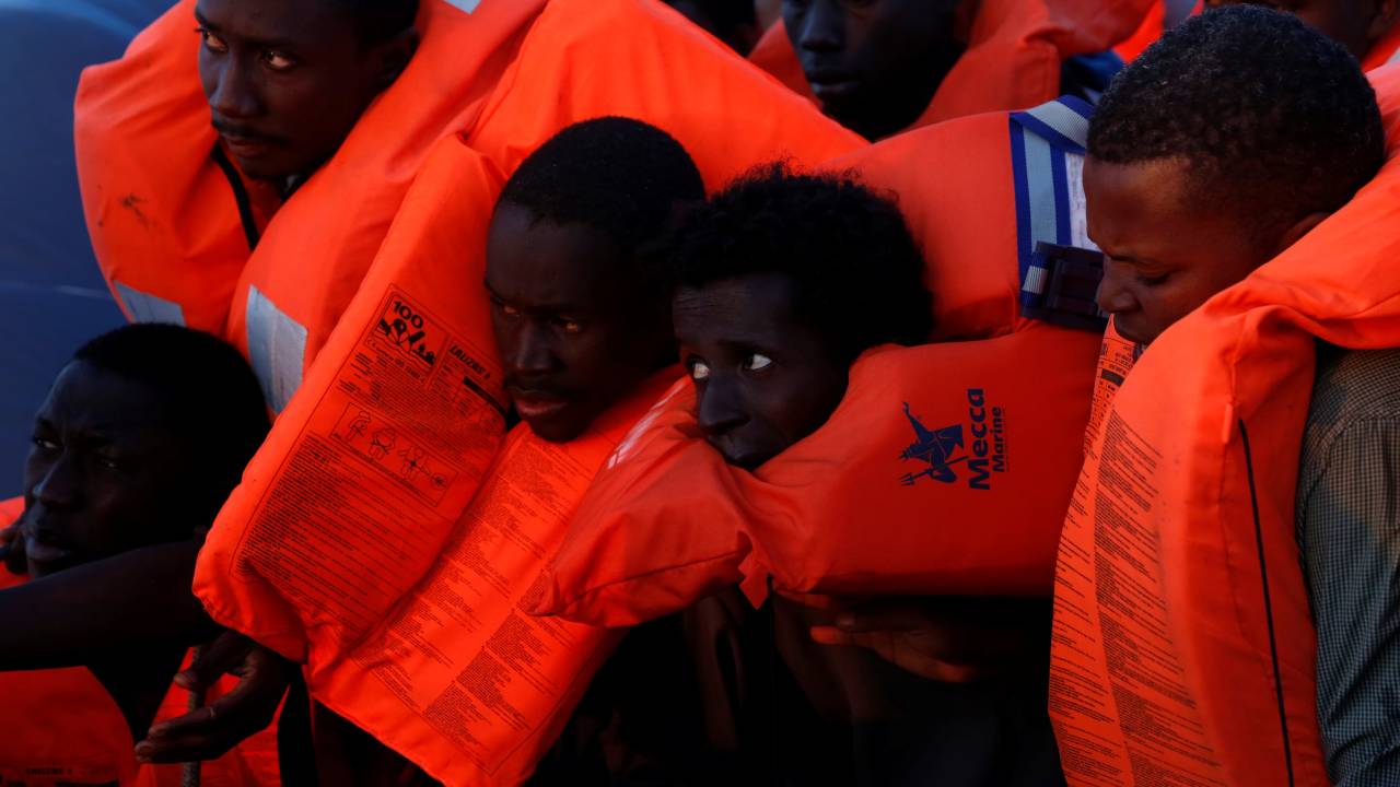 Imagens do dia - Imigrantes aguardam por resgate no Mar Mediterrâneo