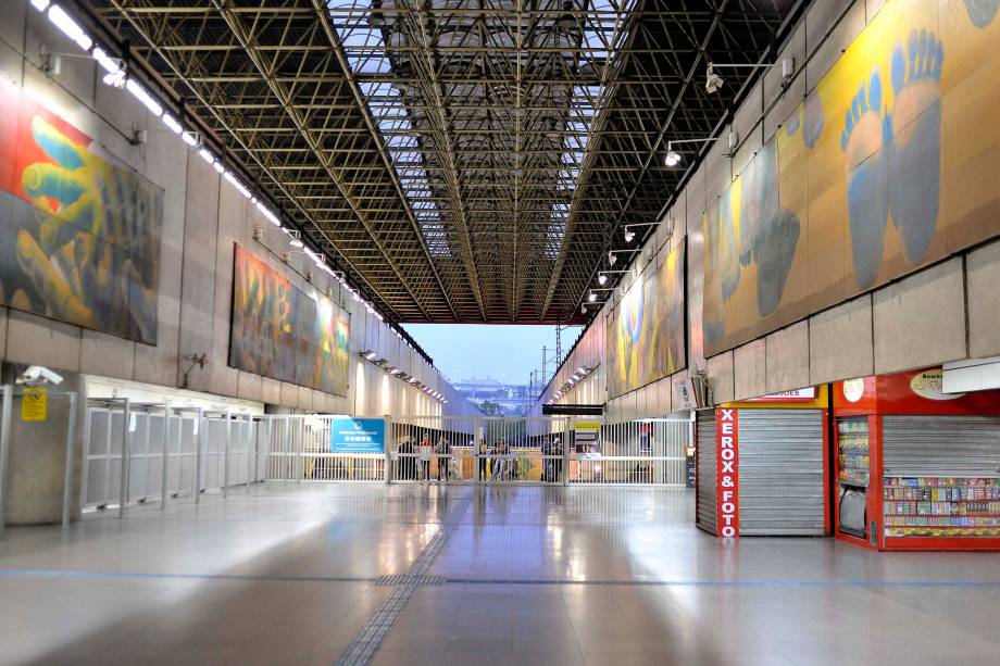 Estacão do Metrô de  Itaquera fechada no inicio da manhã durante greve geral organizada por sindicatos e movimentos sociais - 28/04/2017