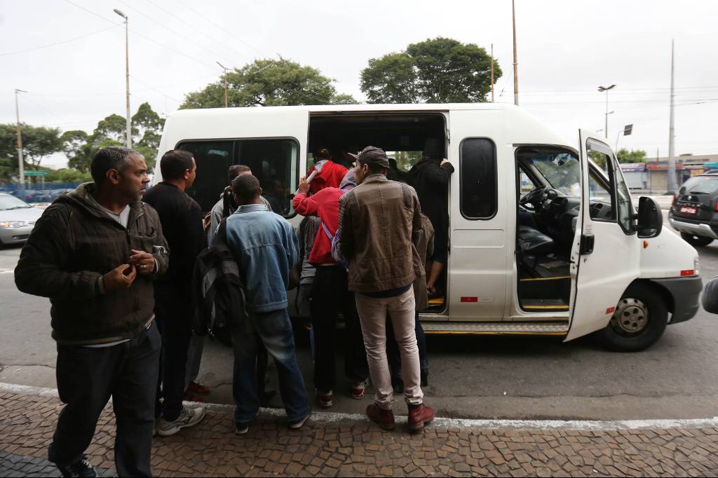 Vans clandestinas cobram at&eacute; cinco reais para transportar passageiros ao metr&ocirc; Para&iacute;so na sa&iacute;da do terminal Jabaquara na zona sul de S&atilde;o Paulo - 28/04/2017