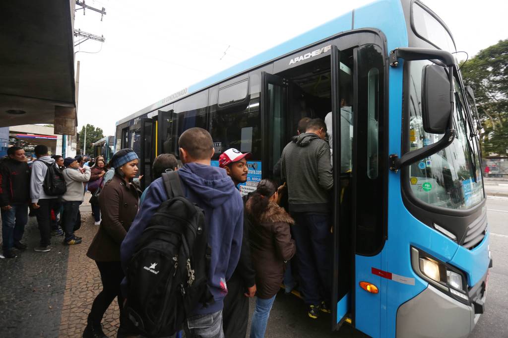 &Ocirc;nibus e vans de cooperativas ficam lotados de passageiros durante greve geral na sa&iacute;da do terminal de &ocirc;nibus do Jabaquara, na zona sul de S&atilde;o Paulo - 28/04/2017