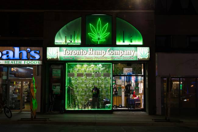 Loja especializada em maconha em Toronto, Canadá