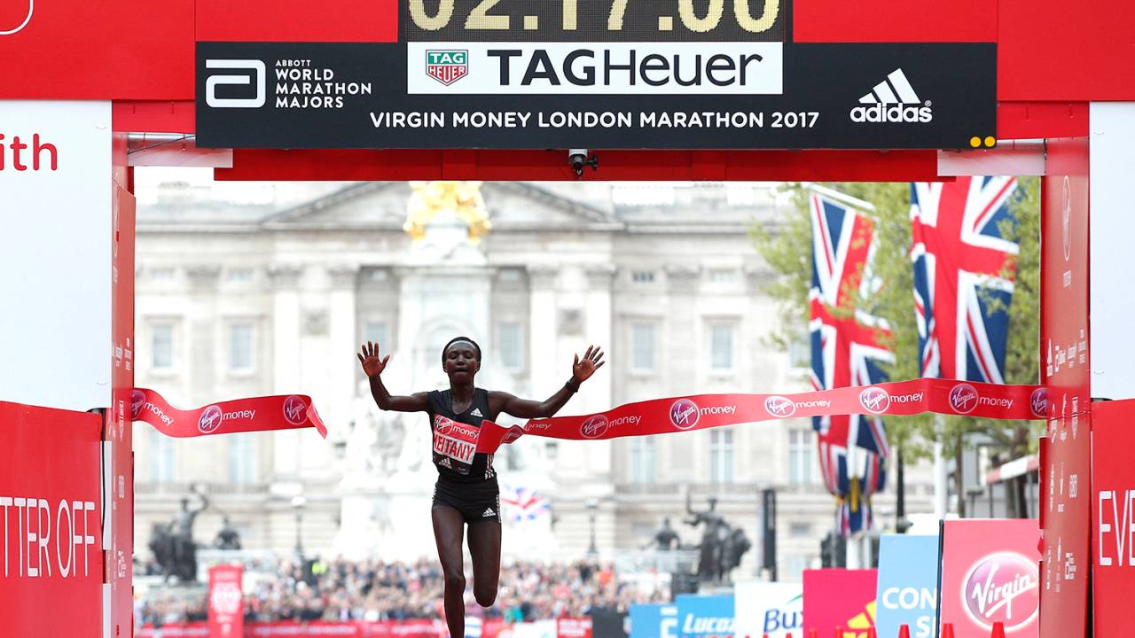 Mary Jepkosgei Keitany bate recorde mundial na maratona Women's Elite em Londres, Inglaterra - 23/04/2017
