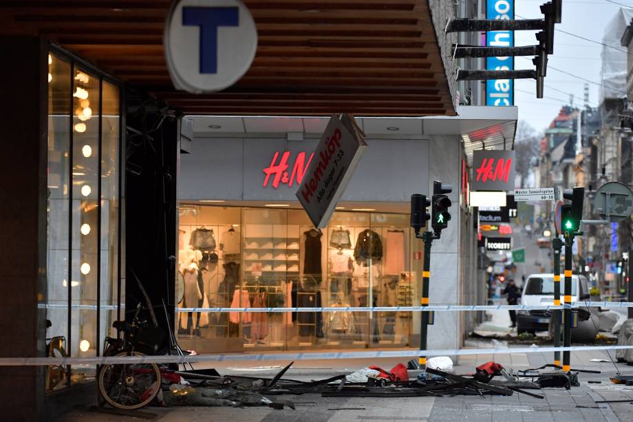 Pessoas colocam flores perto da cena do atentado com um caminho no centro de Estocolmo, na Suécia - 08/04/2017