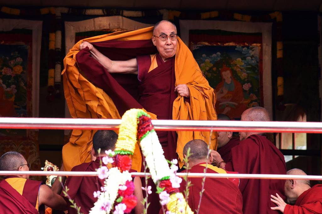 Dalai-lama cogita sucessora “muito atraente” e retorno ao Tibete