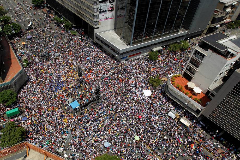 Manifestantes vão às ruas em Caracas em protesto contra o presidente venezuelano Nicolás Maduro - 08/04/2017